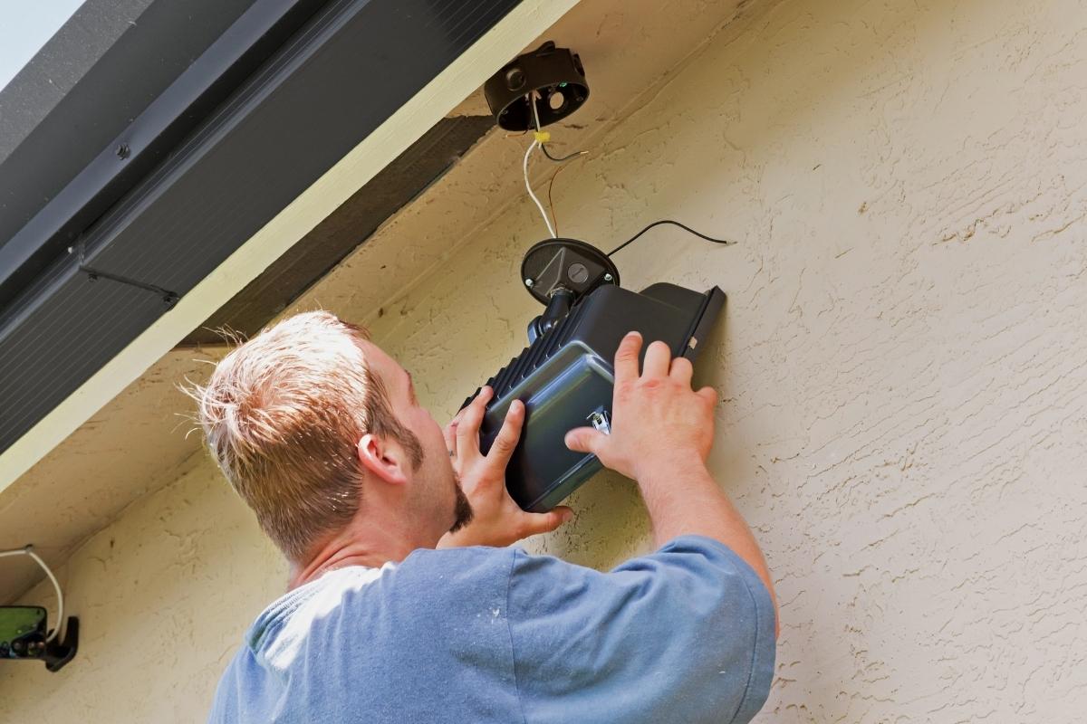 How to Make a Motion Sensor Light Stay On? Rayzeek